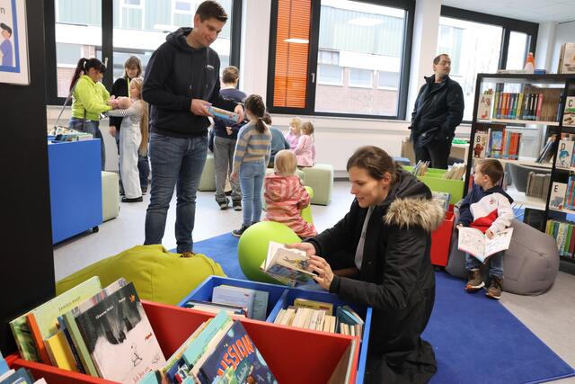 In der wiedereröffneten Bibliothek werden alle Generationen fündig.  | Foto: Michael Kupper