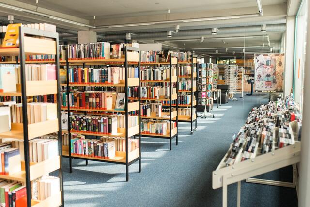 Vor dem Umbau: Die Regale der Hürther Stadtbücherei sind zum Teil über 40 Jahre alt.  | Foto: Stadt Hürth