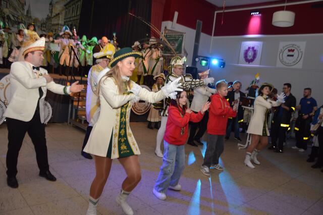 Mit dabei beim Prinzentanz war das Opladener Kinderprinzenpaar Nathalie I. und Michel II, die sich vor der Bühne zum Tanz einreihten.  | Foto: Ursula Willumat
