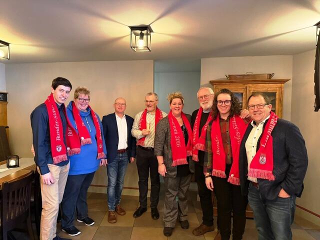 Die BVR Familie mit rotem Berlinschal, den Nachwuchsorganisatoren Florian Hohn und Sabine Fries sowie Bürgermeister Mario Loskill (v.li.). | Foto: Claudia Linn