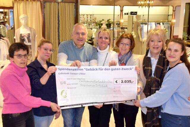 Elisabeth Hönig (v.l.), Sarah Arsic (Sanitätshaus Brämer), Guido Fischer, Dr. Jutta Doebel (Apotheke im Erftstadt-Center, Alexandra Krause, Karin Jung (Chez Therese) und Josie Czaja (Buchhandlung Köhl) hatten angesichts der Spende über 2.035 Euro allen Grund zur Freude. | Foto: Düster
