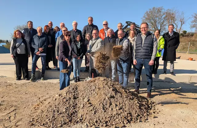 Beim symbolischen Spatenstich für die neue Kita in Bedburg-Lipp wurde das Bauprojekt vorgestellt, das Platz für sechs Gruppen bieten soll. | Foto: Stadt Bedburg