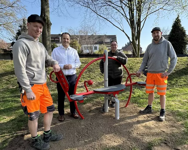 Bürgermeister Frank Keppeler gab die inklusionsgerechte Wippe gemeinsam mit Michael Cremer (1.v.l.) und Michael Graul-Schneider (1.v.r.) von der städtischen Spielplatzkolonne sowie Michael Meyer (2.v.r.) vom städtischen Jugendamt frei. | Foto: Stadt Pulheim