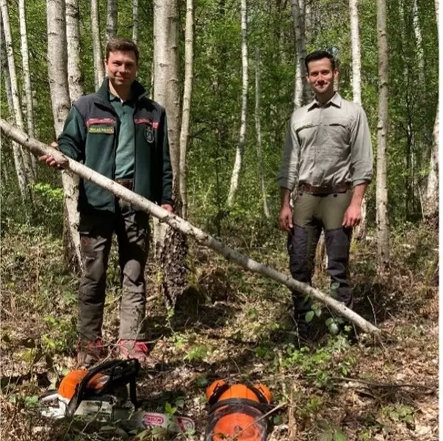 Daniel Braun und Josef Ruda nach dem professionellen und arbeitssicheren Schlagen eine Maibaums. | Foto: Bildarchiv Regionalforstamt Rhein-Sieg-Erft