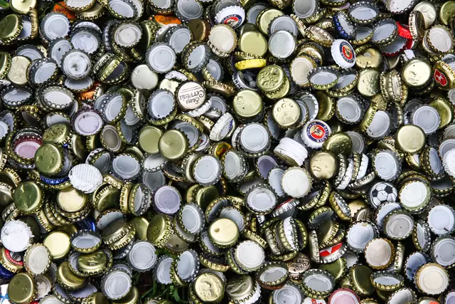 Wochenlang sammelten Schüler, Eltern und Lehrer mehr als einen Kubikmeter Kronkorken für den guten Zweck.  | Foto: mbpicture/Stock.Adobe.com