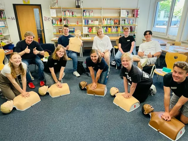 Acht Schulsanitäter am Antoniuskolleg erhielten 
eine Schulung zur Reanimation.  | Foto: Antoniuskolleg