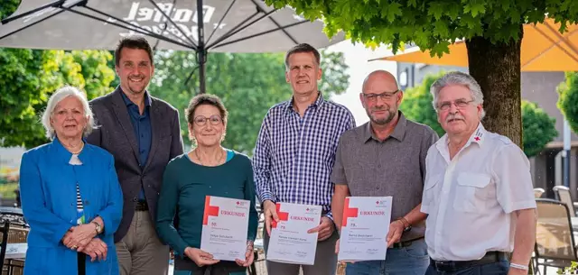 Auszeichnung der vielfachen Blutspender (von links): Inge Laubenberger, Bürgermeister Alexander Biber, Helga Schuberth, Reiner Herbert Korte, Bernd Beckmann, Kurt Wildemann.  | Foto: Stadt Troisdorf