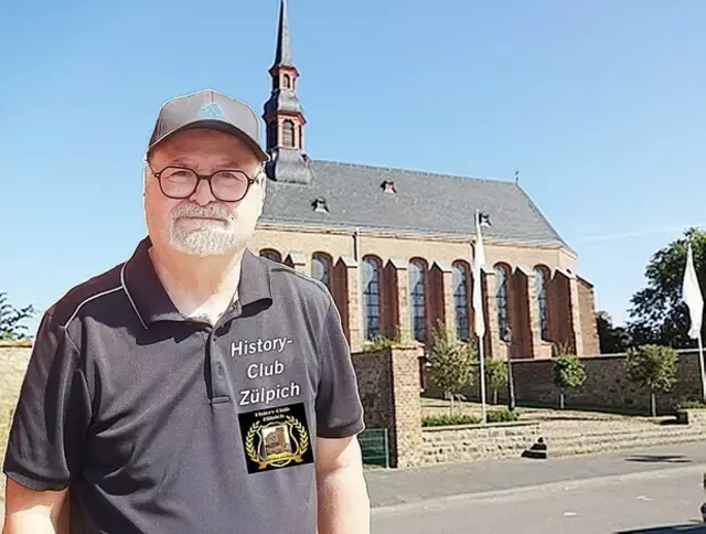 Autor Heinz-Peter Müller vor der Pfarrkirche St. Nikolaus in Füssenich.  | Foto: Archiv History-Club Zülpich