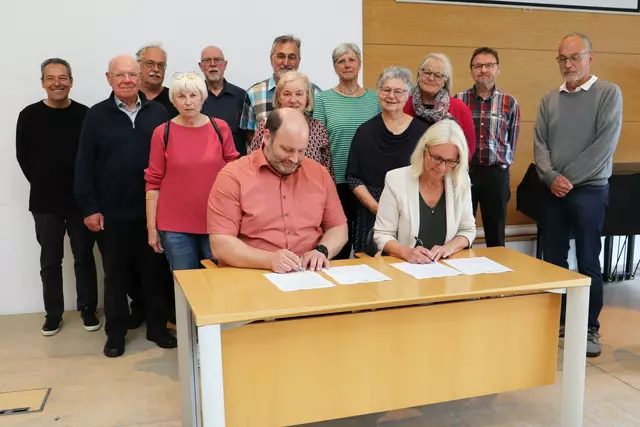 Bürgermeisterin Claudia Wieja und Pfarrer Thomas Weckbecker unterzeichneten vor den ehrenamtlichen ZWAR-Multiplikatoren die Kooperationsvereinbarung. | Foto: Stadt Lohmar
