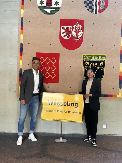 Vorstandsmiglied Alisha Iqbal und Vorsitzender Fatih Türk von „Die Brühler Helden - Kahramanlar“ stellten in Wesseling ihre Arbeit an der Wilhelm Busch Schule vor.  | Foto: Kerstin Fourate