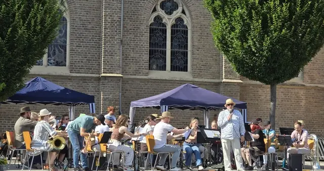 Das Symphonische Blasorchster der Tomburg Winds begeiterte auch beim inzwischen fünften Benefiz-Klappstuhlkonzert der Meckenheim-Wachtberger Lions das Publikum.  | Foto: Lions Club Meckenheim-Wachtberg