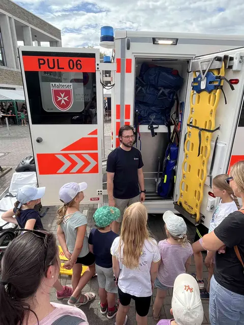 Großer Andrang herrschte bei den Führungen durch den Malteser Rettungswagen. | Foto: Malteser Hilfsdienst im Bezirk Rheinland West