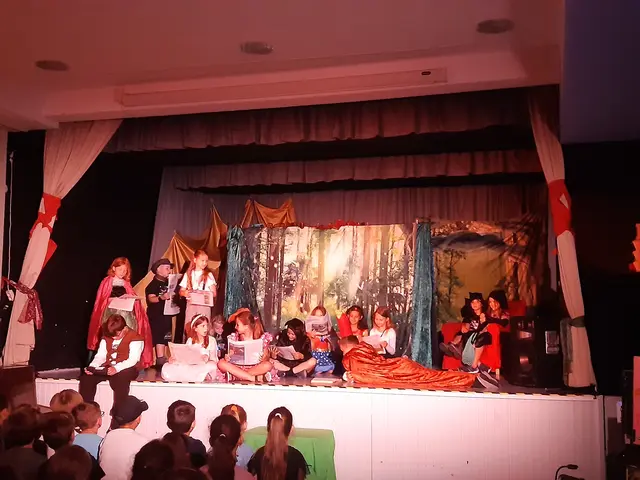 Die Kinder lesen immer nur negative Nachrichten und begeben sich auf die Suche nach guten Nachrichten für die Zeitung.  | Foto: Kleinen-Carolus