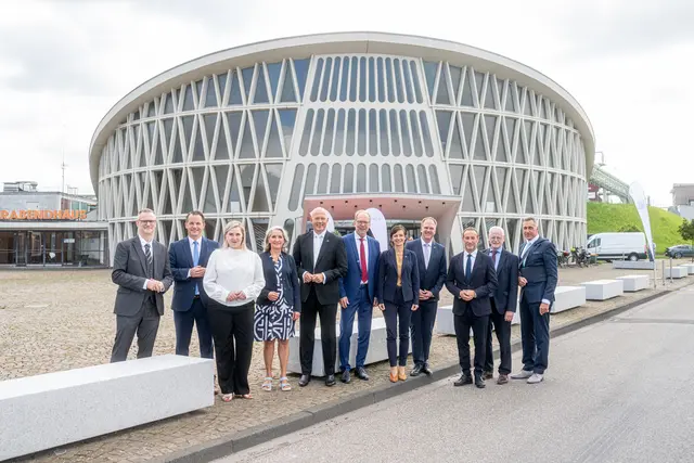 Gruppenfoto mit Landrat Frank Rock (6.v.l.) und Vertreterinnen und Vertretern der zehn Kommunen vor dem Feierabendhaus in Hürth-Knapsack beim Festakt zum 50-jährigen Bestehen des Rhein-Erft-Kreises. | Foto: Rhein-Erft-Kreis / Kay Uwe Fischer