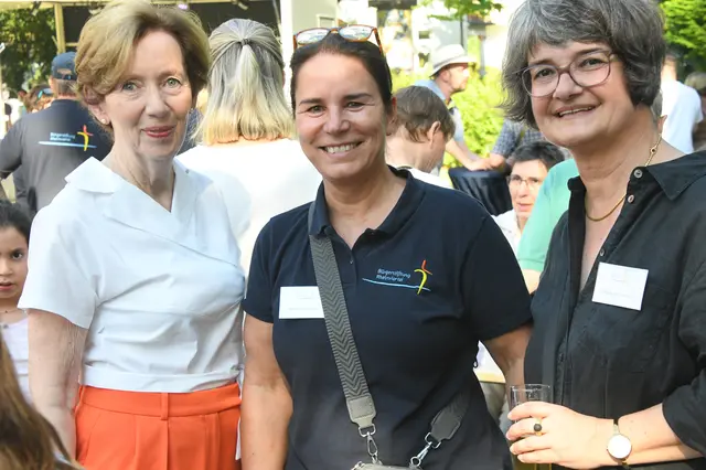 Christine Kiderlin (li.) wurde verabschiedet, Melanie Eimermacher (Mitte) als neue Geschäftsführerin vorgestellt. Stephanie Rieder-Hintze (r.) kümmert sich seit Langem um die Öffentlichkeitsarbeit der Bürgerstiftung.  | Foto: AS