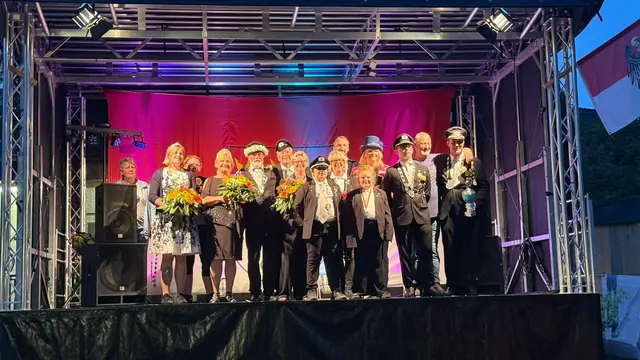 Alle Würdenträger der Kyffhäuser Kameradschaft auf der Bühne. | Foto: Lara Breidenbach