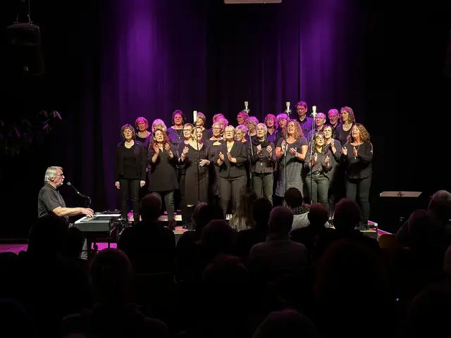 Helmut Jost und der Oberberg Gospel Choir.  | Foto: Roland Armbröster