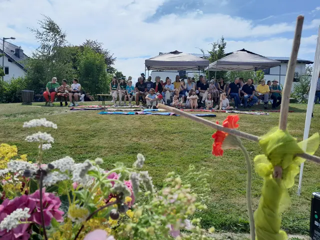 Der Eröffnungsgottesdienst auf dem Sportplatz.  | Foto: Veranstalter