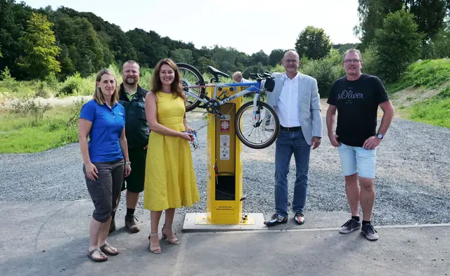 (v.l.): Mareike Rottmann (Produktmanagerin Wandern und Radfahren, Tourismusverband Das Bergische GmbH), Andreas Kurze (Zweckverband Naturpark Bergisches Land), Larissa Weber (Bürgermeisterin der Stadt Waldbröl), Thomas Velling (Vorstand ADAC Nordrhein) und Mario Klein (Fachbereich Bauen, Tiefbau und Mobilität der Marktstadt Waldbröl).  | Foto: ADAC Nordrhein
