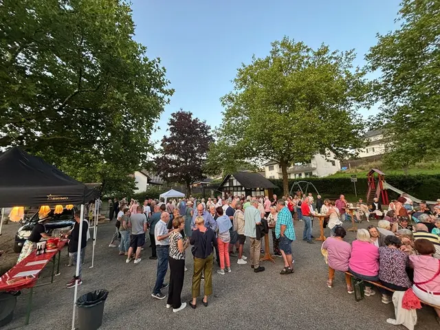 Rund 250 Gäste amüsierten sich beim Glühwürmchenfest. | Foto: Anne Tucker