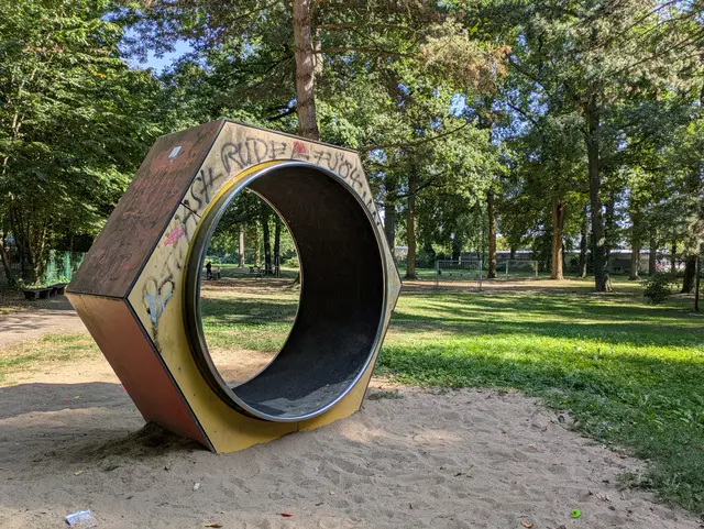 Recht trist präsentiert sich der „Bürgerpark“ Horrem auf dem Gelände des ehemaligen Freibads. Als „Lupenraum“ soll das Gelände besondere Aufmerksamkeit erfahren. | Foto: Zingsheim