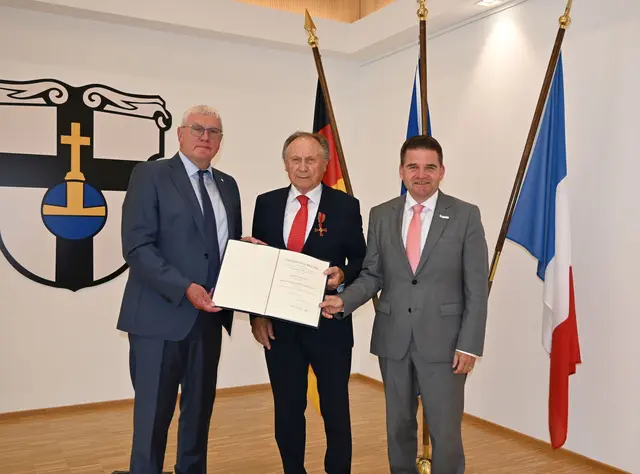 Auszeichnung im Ratssaal: Landrat Sebastian Schuster (l.) überreichte Rolf Bausch (M.) das Bundesverdienstkreuz am Bande. Mit ihm gratulierte auch Meckenheims Bürgermeister Holger Jung (r.). | Foto: Stadt Meckenheim