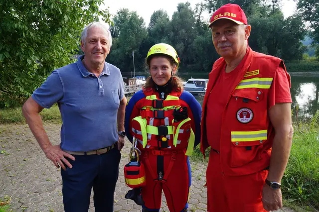 Matthias Hupperich (li.) ließ sich die neue Ausrüstung zeigen und erklären. Svenja Wessel und Einsatzleiter Klaus Peter Baum bedankten sich für die wertvolle Unterstützung durch die Bürgerstiftung. | Foto: Thomas Scheben
