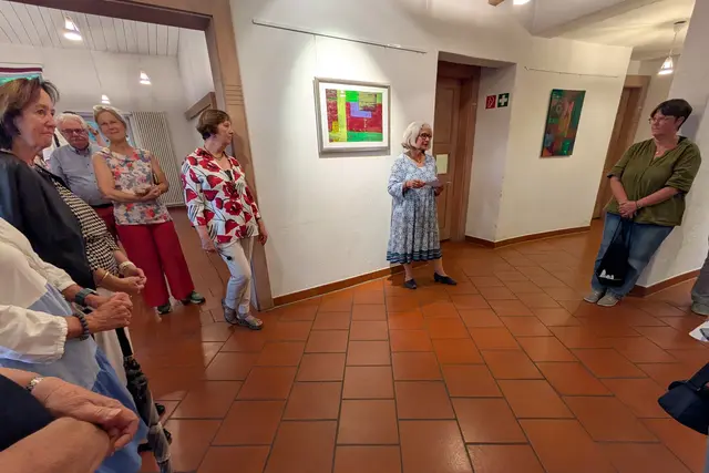 Künstlerische Spannungsbögen: Irmelin Schwalb (Mitte) führte an der Seite von Ulla Becker (links) in die Ausstellung ein. | Foto: fes