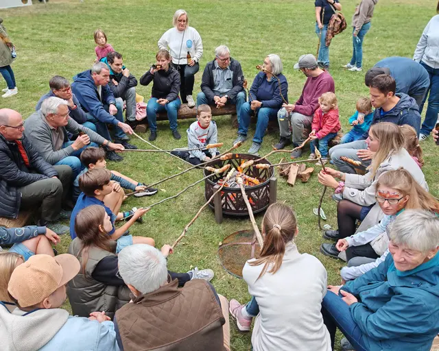 Das macht Spaß, vor allem in großer Runde: Essen über offenem Feuer selber grillen.  | Foto: Janine Doman