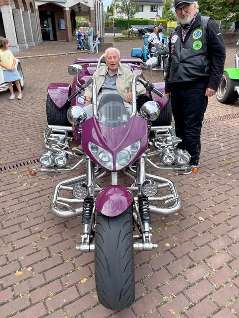 Der älteste Bewohner der Seniorenresidenz (105 Jahre) genoss es, auf dem Trike zu sitzen.  | Foto: Metz