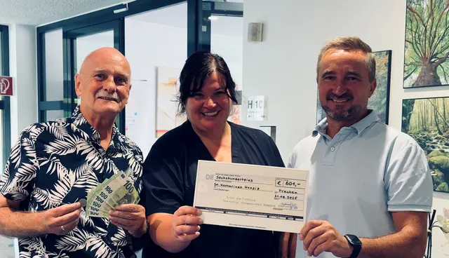 Einen Spendenscheck in Höhe von 601 Euro nahm Schwester Ariane Dietrich vom St. Katharinen-Hospiz aus den Händen der Kleingärtner Wilfrid Höller (links) und Grzegorz Grittner entgegen.  | Foto: St. Katharinen-Hospiz