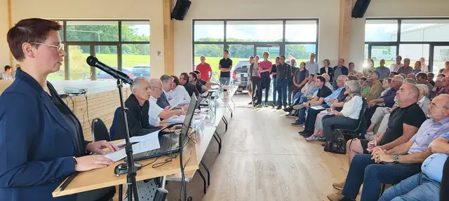 Die Informationsveranstaltung begann mit drei sachlichen Vorträgen. Hier erklärt Sandra Bottin die Rolle der Stadt, die selbst nicht Herrin des Verfahrens ist, aber „Transparenz schaffen“ wollte. Deshalb hatte sie auch zu der Bürgerversammlung eingeladen.  | Foto: Manfred Lang/pp/