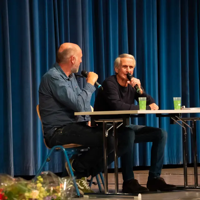 Fußballweltmeister Wolfgang Overath (rechts) sowie Moderator Sven Pistor bei der Pro Bibi Jubiläumsfeier.  | Foto: Stadt Troisdorf