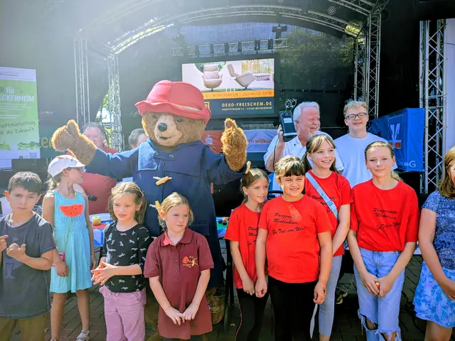 Nicht zum Tee, sondern zur Begrüßung der Meckenheimer Kinder und zum „Kochen mit Otto“ war sogar Paddington Bär in diesem Jahr zum Altstadtfest nach Meckenheim gekommen.  | Foto: fes