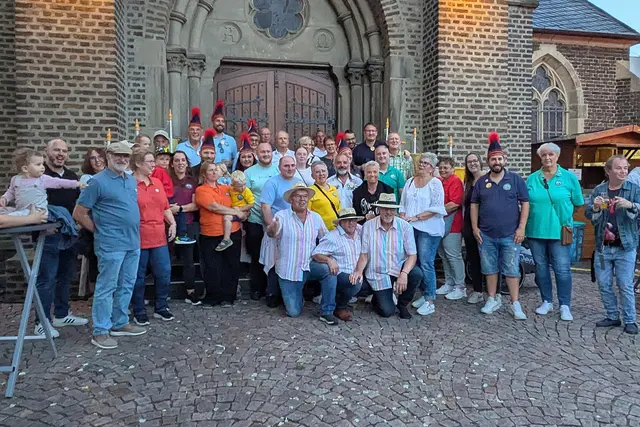 Auf geht’s: Das designierte Herseler Dreigestirn (vorne mit Strohhüten) umrahmt vom Gefolge und den Vereinsvorständen vor der Pfarrkirche will für jede Menge Stimmung am Rhein sorgen.  | Foto: fes