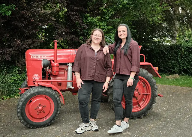 Erntekönigin Tamara Wasserkordt (l.) und ihre Hofdame Sarah Brimmers freuen sich auf die bevorstehenden Feierlichkeiten rund ums Erntedankfest.  | Foto: oliverzitza.photography
