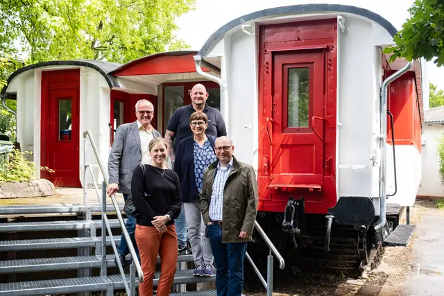 Ein Teil der Spender und Akteure inspizierten die Waggons nach ihrer Sanierung: (v.l.) Carsten Schmitz (CJD), Tanja van Drunen (Segro Germany GmbH), Christoph Papkalla (CJD), Ludgera Reckmann (CJD- Christophorusschule) und Axel Wirges (Goldbeck West GmbH).  | Foto: CJD