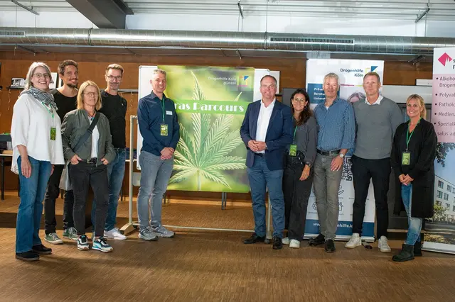  Bürgermeister Dirk Breuer (5. v.r.) eröffnete den „GrasParcours“ gemeinsam mit Mitgliedern des Runden Tischs „Suchtprävention an den weiterführenden Schulen in Hürth“, Vertreterinnen und Vertretern von Rat und Verwaltung, der Drogenhilfe Köln und der Salus-Klinik, die die Räumlichkeiten hierfür zur Verfügung stellte.  | Foto: Giuseppe Piliero
