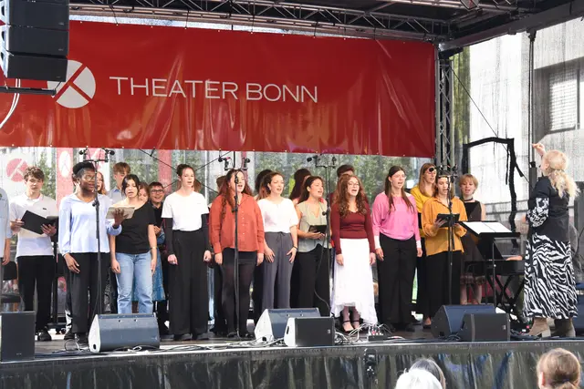 Auf der Außenbühne am Theaterplatz eröffnete der Jugendchor des Theater Bonn das Schauspielfest.  | Foto: as