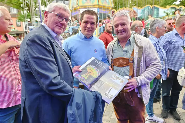 Landrat Sebastian Schuster (li.) zeigte Fredi Rüwe und Bürgermeister Rainer Viehof das neue Jahrbuch des Rhein-Sieg-Kreises, in dem ein großer Artikel zur Geschichte der Eitorfer Kirmes zu finden ist. | Foto: Herkenrath