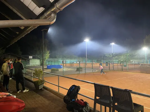 Die Tennisabteilung des TuS 06 freut sich über die neue Flutlichtanlage.  | Foto: (c) Verein