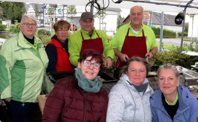 Die Reibekuchenmannschaft beim Sonntagseinsatz. | Foto: Steimel