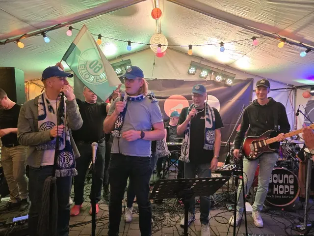 Die Welturaufführung der neuen SV 09-Vereinshymne fand live vor großem Publikum während der Eitorfer Kirmes direkt neben dem Stand es Eitorfer Fußballvereines statt. | Foto: Herkenrath