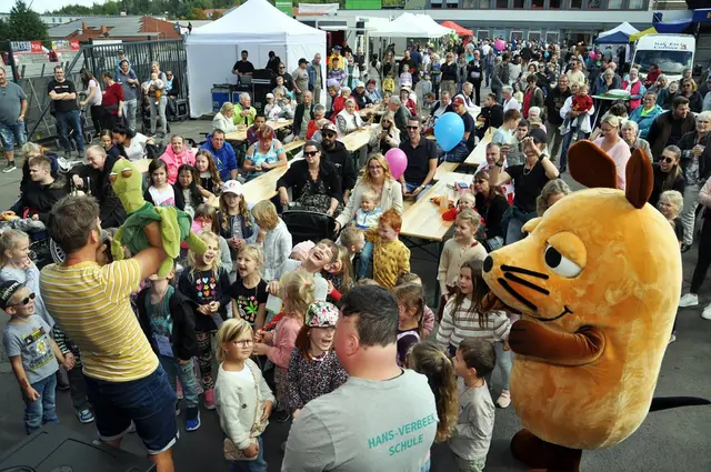 Mit seiner Puppe Agathe begeisterte Kinderliedermacher Uwe Reetz (l.) die Kinder beim Familienfest der Hilfsgruppe Eifel in Kall. Rechts die WDR-Maus, die stets von Kindern umlagert war.  | Foto: Reiner Züll/pp/