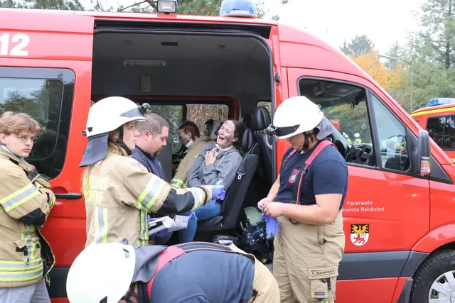 Die Feuerwehr betreut Verletzte nach einem Gebäudebrand. | Foto: Michael Kupper