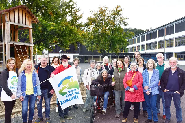 Die Gruppe vor der Grundschule.  | Foto: Ulrike Clever