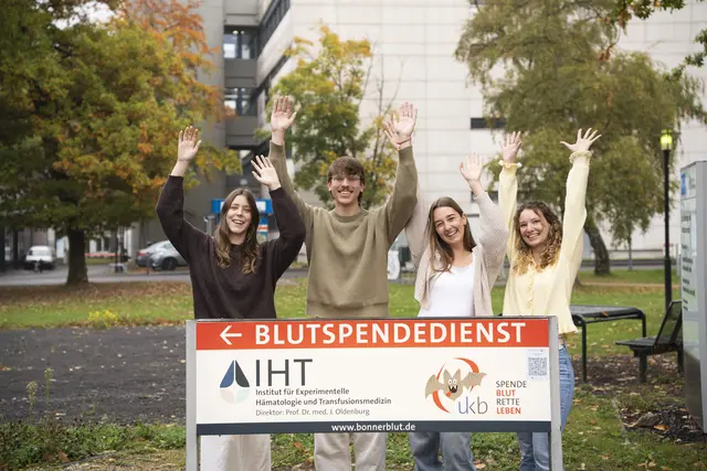Das Orga-Team des diesjährigen Vampire-Cups ruft wieder zur Blutspende auf: (von links) Marleen Mehring, Chris Die, Madleen Sondermann, Marleen Mehring und Katharina Baulig. 	 | Foto: Universitätsklinikum Bonn / Nicolas Kischnick