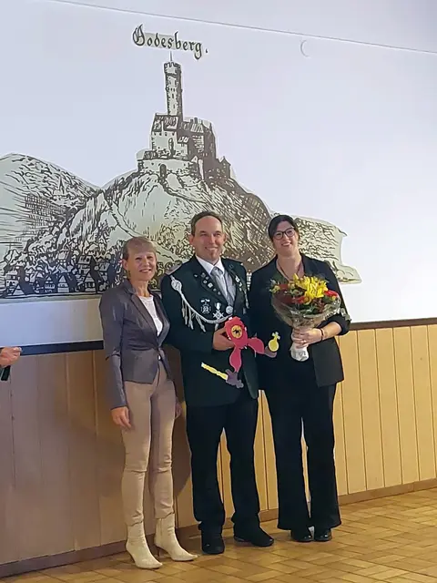 Die stellvertretende Bad Godesberger Bezirksbürgermeisterin Elke Melzer gratulierte dem neuen Stadtschützenkönig Daniel Brochhagen im Beisein von dessen Ehefrau Conny zum gerade errungenen neuen Titel.  | Foto: Karl Arzdorf / Hubertusschützen Bad Godesberg