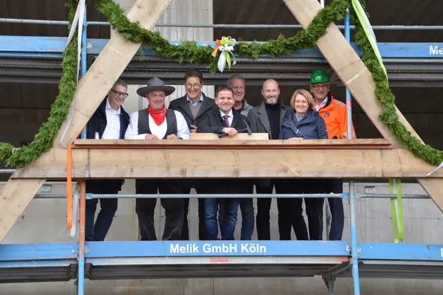 Beim Richtfest für den neuen Meckenheimer Schulcampus: Vertreterinnen und Vertreter der Stadt, der beteiligten Baufirmen und Planungsbüros sowie Bürgermeister Holger Jung (Mitte) feierten gemeinsam den Baufortschritt.  | Foto: jld