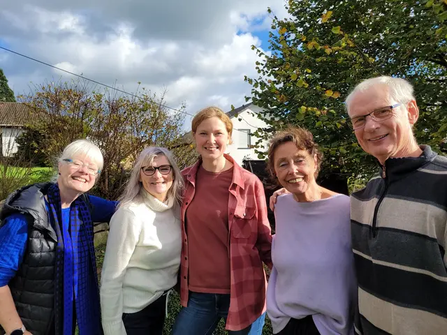 Die Aussteller (von links) Irmingard Gebert, Susi Jonas, Melanie Lehmann, Thea Wersdörfer und Wilfried Vonderbank freuen sich auf die Kunstschau in der LohmART-Kunsthalle.   | Foto: Team „Tierisch schön!“